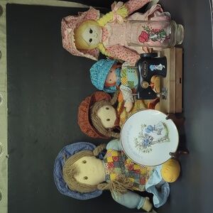 vintage Holly Hobbie dolls, plate, sewing machine and glass